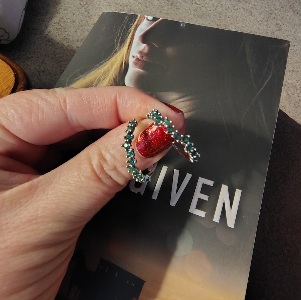 Elegant Emerald & Stwrling Silver Ring